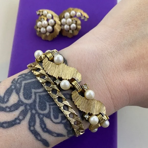 💛 Vintage Trifari Gold Plated Pearl Bracelet & Clip On Earring Set | Classic - Picture 2 of 8